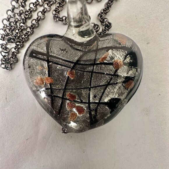 Grey  and black glass heart pendant necklace - Picture 6 of 9